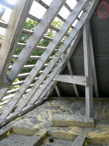 Dach budynku podlega kapitalnemu remontowi, obecnie zdejmowane są dachówki  oraz wzmocniona i remontowana jest część konstrukcji dachu