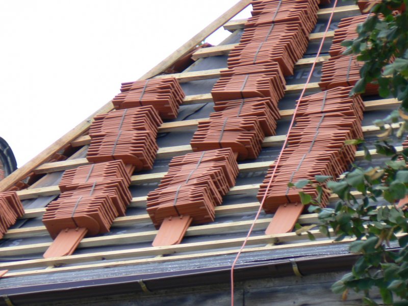 Dekarze musieli wymienić całość pokrycia dachowego ze względu na bardzo zły stan dachówek