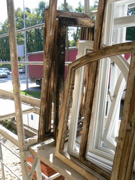 Stolarka okienna wymagająca całkowitej renowacji