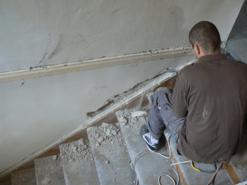 Schody na I piętro wymagają gruntownej renowacji