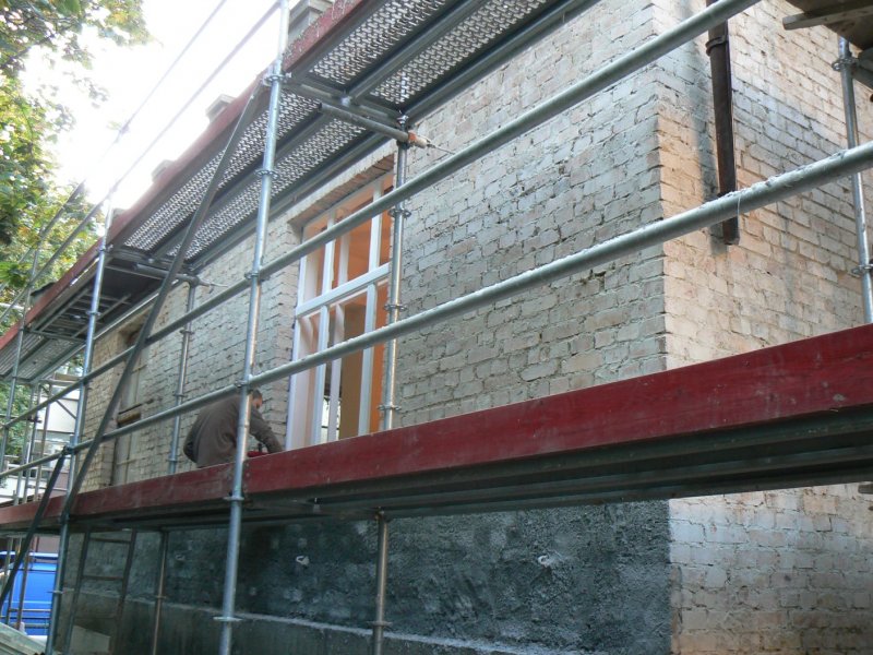 Elewacja budynku na etapie przygotowania do odnowy