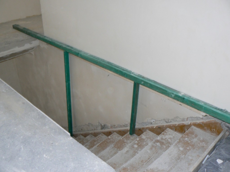 Schody między parterem i I piętrem muszą zostać odbudowane i zmodernizowane ze względu na zbyt mały prześwit do sufitu podwieszanego