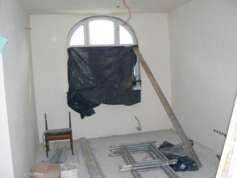 W pomieszczeniach poddasza wykonuje się prace wykończeniowe wraz z naprawą okien