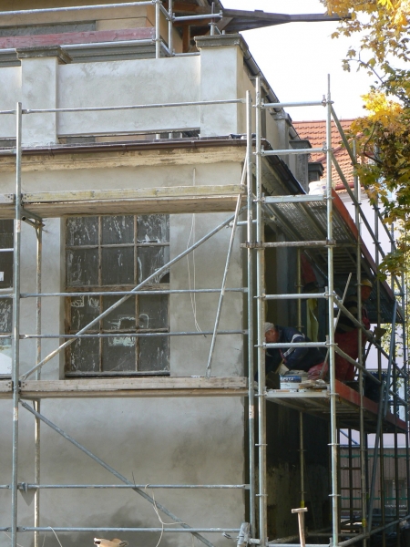 Elewacja budynku po renowacji przed malowaniem