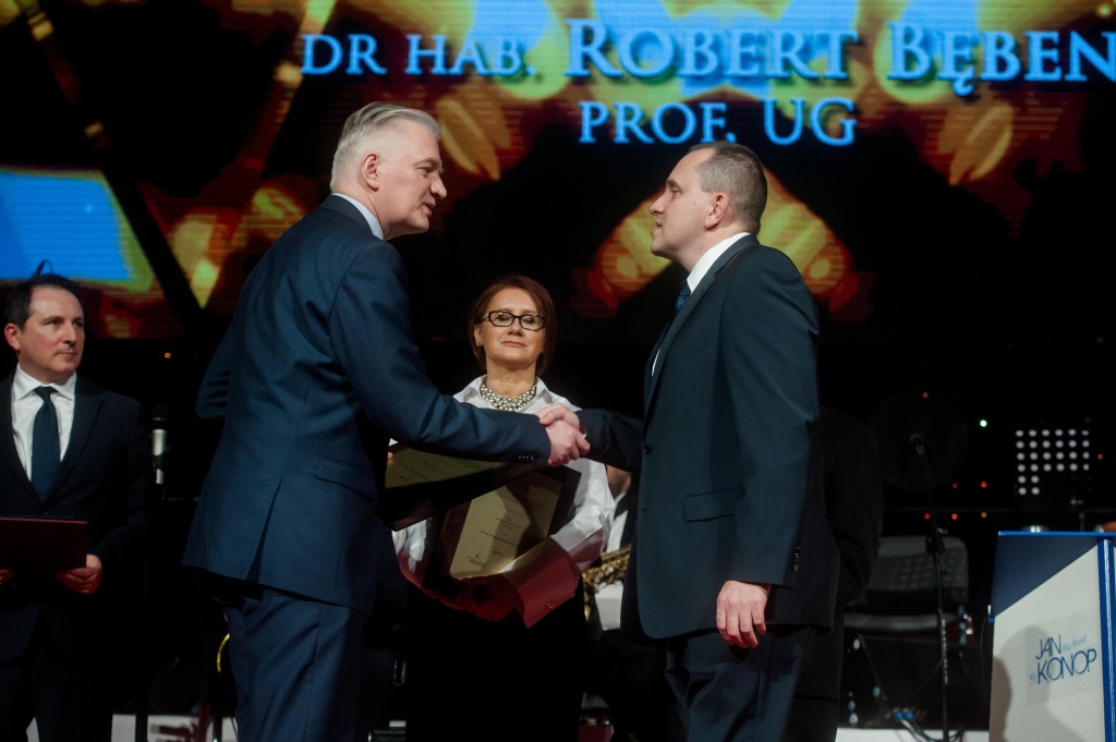 Dr hab. Robert Bęben, Prof. UG (z prawej), otrzymuje wyróżnienie z rąk Wicepremiera Jarosława Gowina / fot. Kosycarz Foto Press