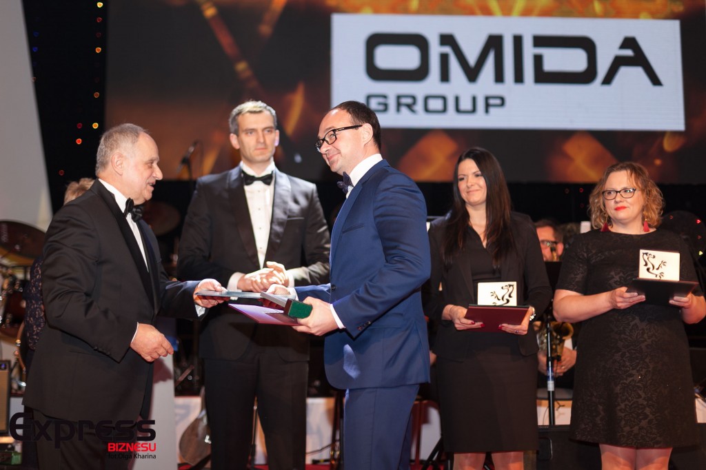 Prezes Omida S.A. (w środku) odbiera wyróżnienie z rąk Prezesa „PP” Jerzego Jerkiewicza /fot. Express Biznesu